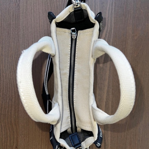 Trendy Marc Jacobs tote bag in the mini size. It's used but in good condition. - Picture 3 of 8